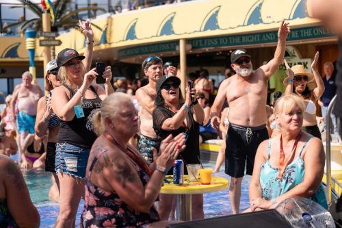 HSR-T-shirt-party-w-Black-Smoke-Sinners-114