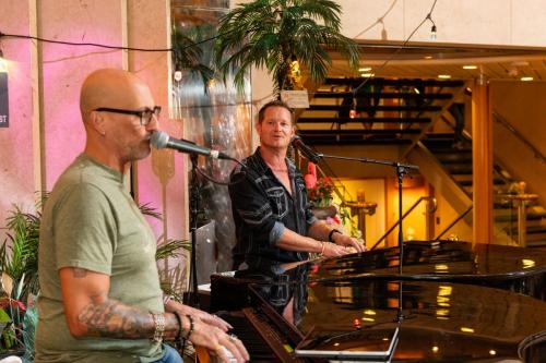 Dueling Piano Bar with Brian Wilk and Brad Heron - Day 7